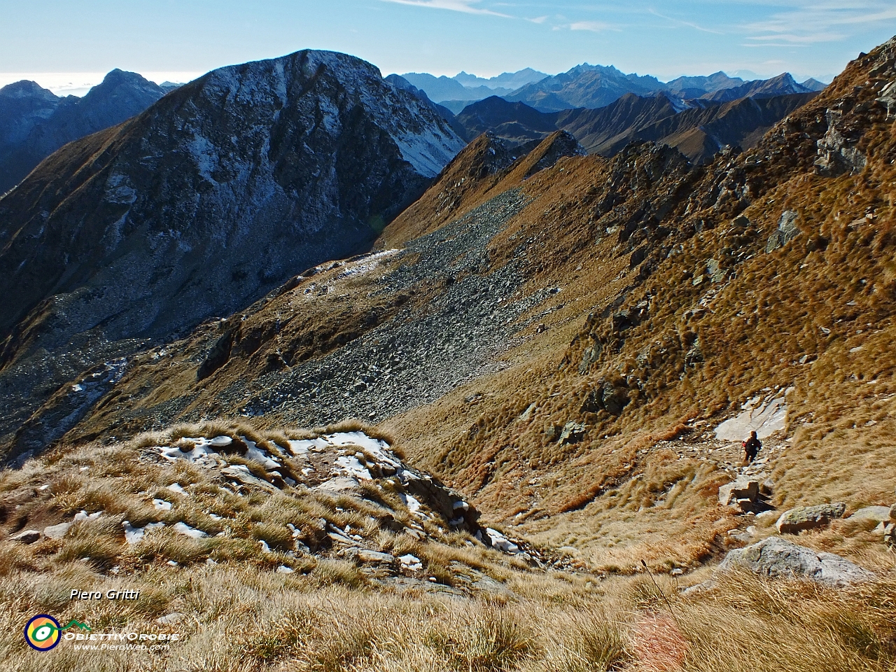 58 Vista verso il Passo di Porcile ed il Valegino.JPG